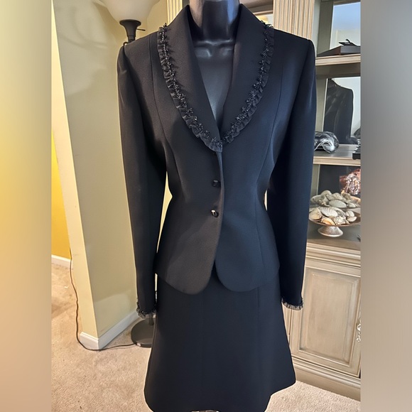 Black suit by Tahari size 8 - Picture 1 of 7